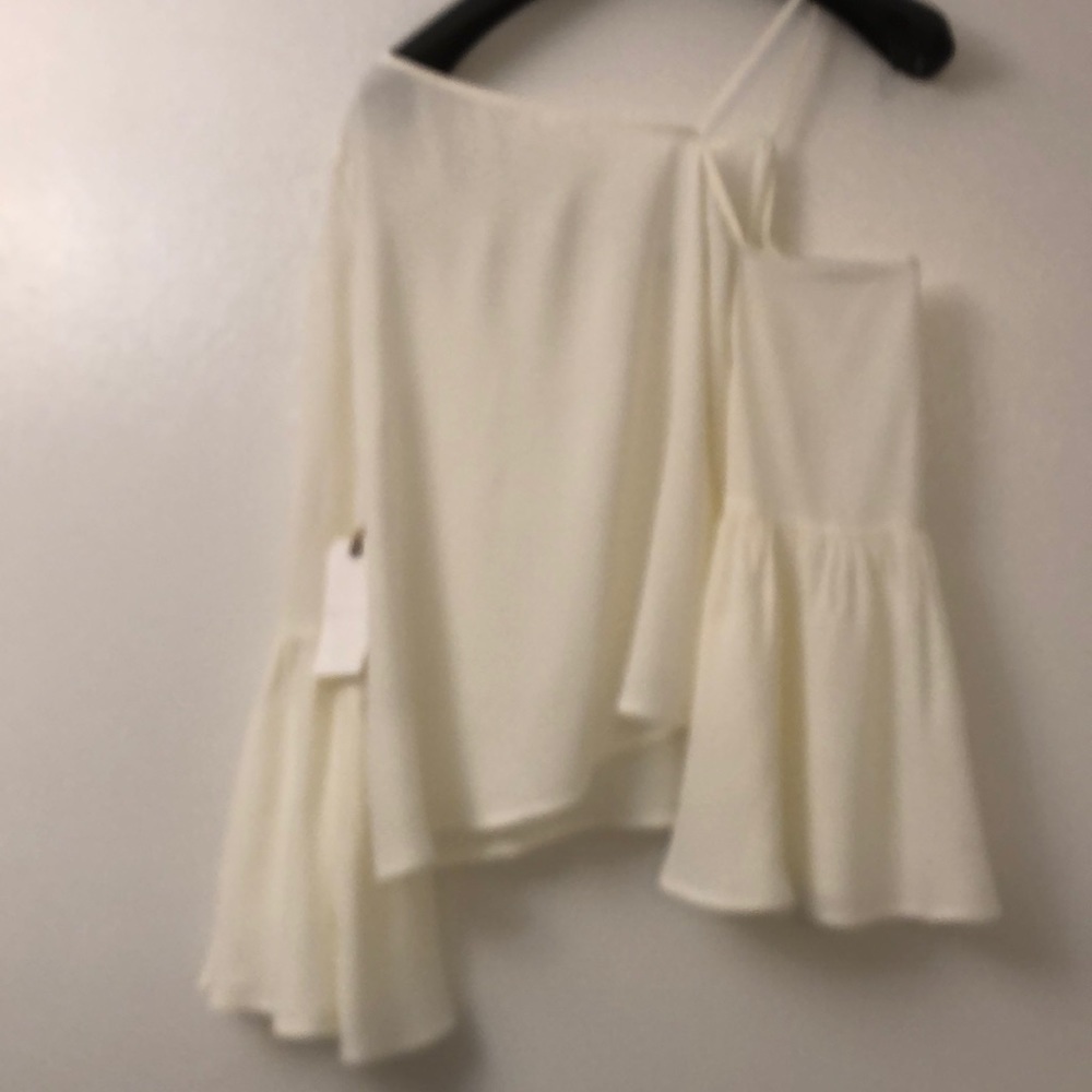 LEITH One-Shoulder Bell Sleeve Top - Picture 5 of 10